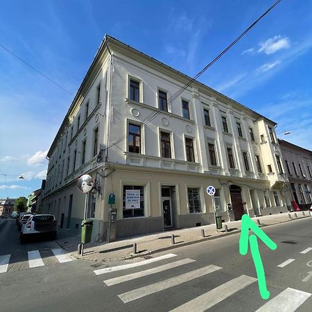 Poppys Apartment Arad Esterno foto