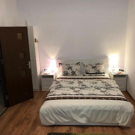 Poppys Apartment Arad Esterno foto