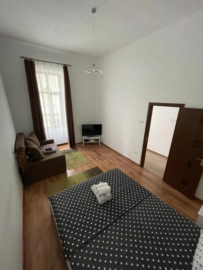 Poppys Apartment Arad Esterno foto
