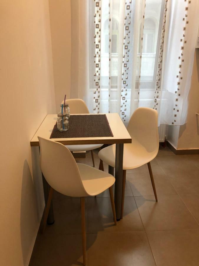 Poppys Apartment Arad Esterno foto