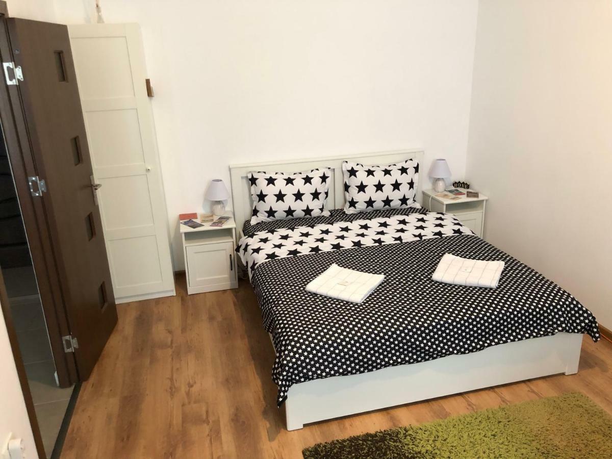 Poppys Apartment Arad Esterno foto